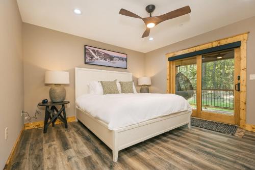 Mountain Laurel: New, Lake Access w. Dock Slip, Hot Tub, Dogs OK in Oakland (MD)