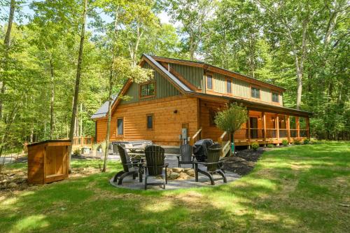Mountain Laurel: New, Lake Access w. Dock Slip, Hot Tub, Dogs OK in Oakland (MD)
