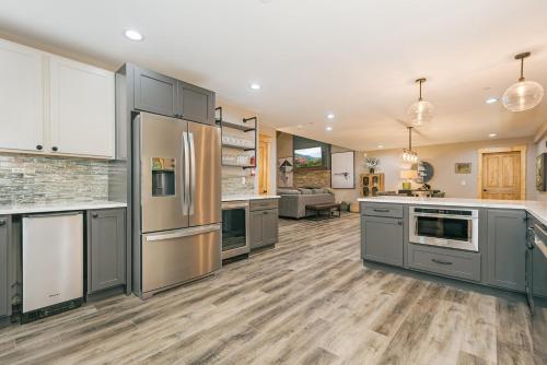 Mountain Laurel: New, Lake Access w. Dock Slip, Hot Tub, Dogs OK in Oakland (MD)
