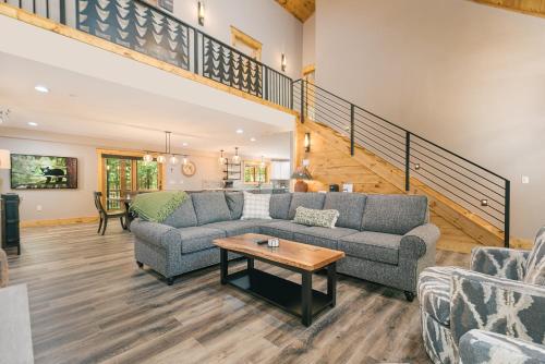 Mountain Laurel: New, Lake Access w. Dock Slip, Hot Tub, Dogs OK in Oakland (MD)