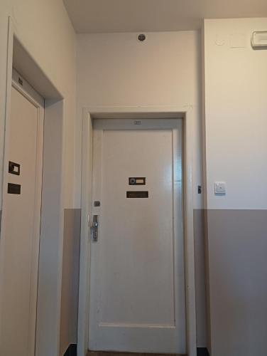 Modern Room in Prague 6, Prague (photo 6)