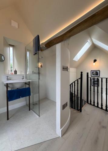 Fürdőszoba, Idyllic secluded hideaway with countryside views on the edge of the Cotswolds in Hailey