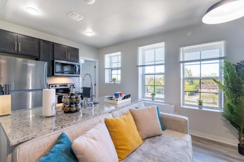 2BR Exclusive Retreat Near Henry Ford thumb 4