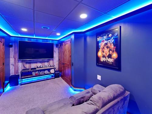 Always an Adventure 4 BRs Hot Tub Theater Game Room Pets Sleeps 15 - image 10