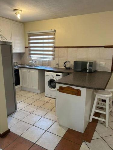 2c - 4 No load shedding 2bed 2bath with garden, Centurion (foto 5)