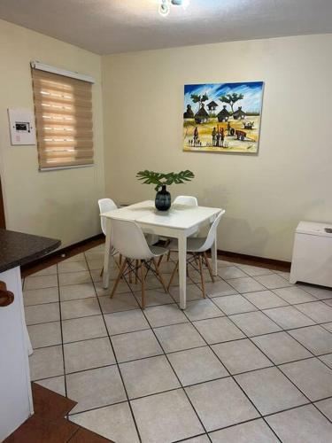 2c - 4 No load shedding 2bed 2bath with garden, Centurion (foto 8)