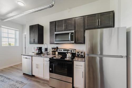 2BR Modern Retreat Near Henry Ford in Detroit, USA