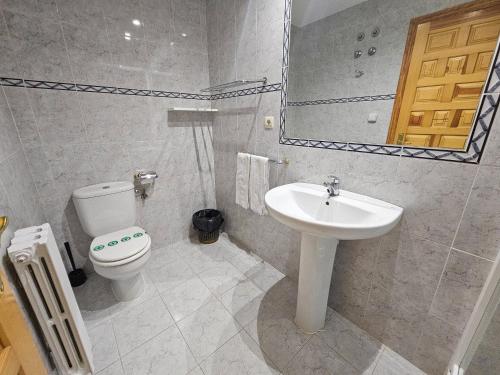 Apartamentos Gavín Biescas 3000 - Tap to explore photos