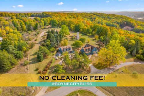Farmhouse 1918 Grand Retreat for 12 people with Lake Views in Boyne City, USA
