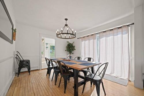 Farmhouse 1918 Grand Retreat for 12 people with Lake Views in Boyne City, USA