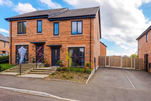 Sleeps 7, Stunning Home, Free Parking, Perfect For Groups, Long Term Disc, Манчестер (фото 2)