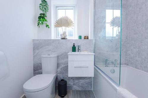 Sleeps 7, Stunning Home, Free Parking, Perfect For Groups, Long Term Disc, Манчестер (фото 6)