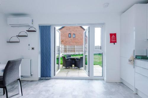 Sleeps 7, Stunning Home, Free Parking, Perfect For Groups, Long Term Disc - Tap to explore photos