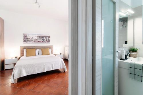 One-Bedroom Standard Apartment image 5