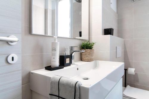 One-Bedroom Standard Apartment image 4