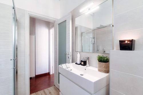 One-Bedroom Standard Apartment image 3