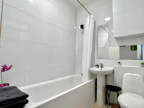 Fulham Broadway Apartment by PrimeCityHosts - main image
