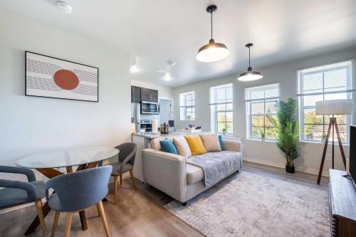 2BR Exclusive Retreat Near Henry Ford in Detroit, USA