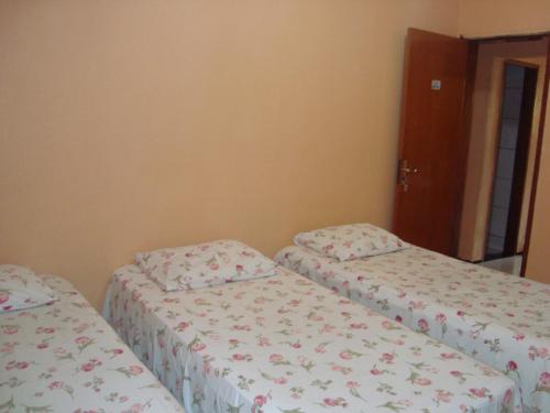 1 double bed, 1 twin bed