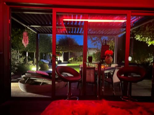 La chambre du puits avec 2 jacuzzis , sauna et Hammam privatif · Quartes