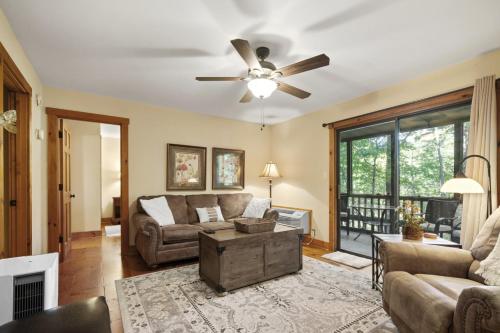 NEW LISTING Sconti Ridge Hideaway in Big Canoe in Holcomb, Vereinigte Staaten von Amerika