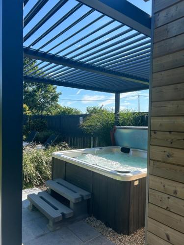 Roulotte du puits avec jacuzzi et sauna privatif · Quartes