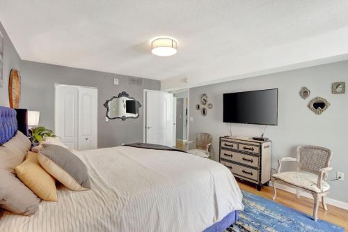 Brickell Bay Views 1BR with Balcony, Pool, Gym and More in Miami, USA