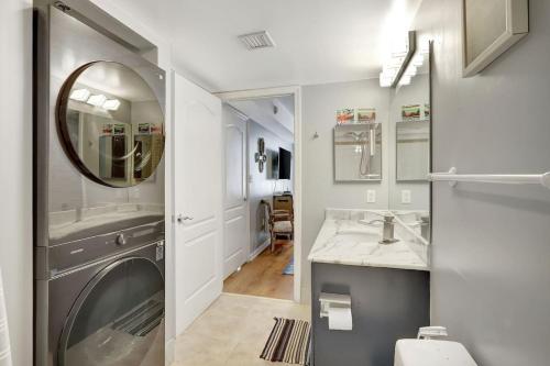 Brickell Bay Views 1BR with Balcony, Pool, Gym and More in Miami, USA