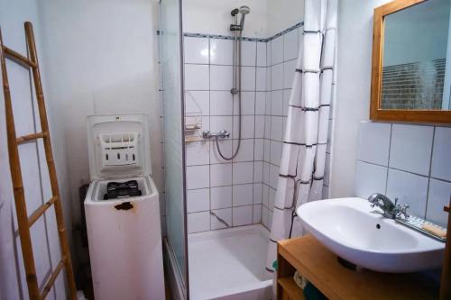 Baño, Maison confortable avec jardin au Robert, 40 m², climatisation in Le Robert