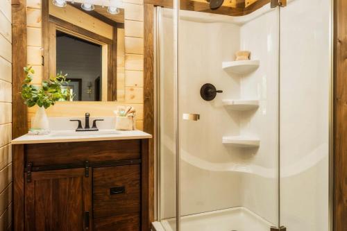 Modern Cabin - The Emerald Nest Modern Cabin - The Emerald Nest