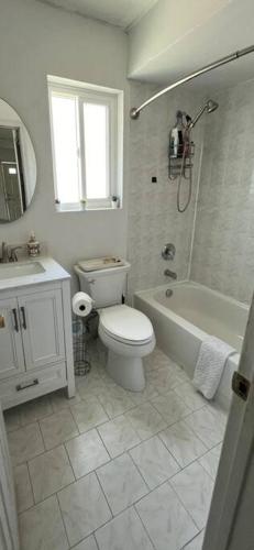 Private BR,BA,KIT, LR 9 Mins to Beach in Edgemere, USA