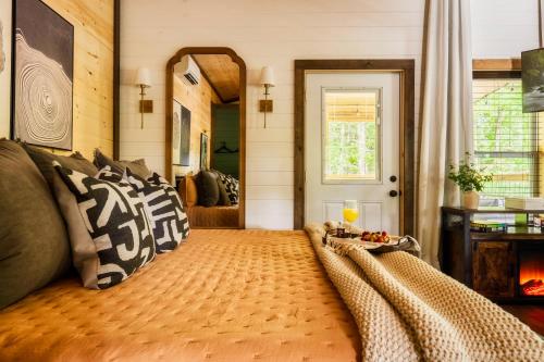 Modern Cabin - The Emerald Nest Modern Cabin - The Emerald Nest