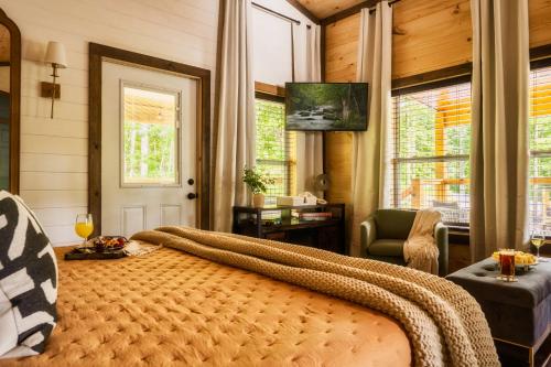 Modern Cabin - The Emerald Nest Modern Cabin - The Emerald Nest