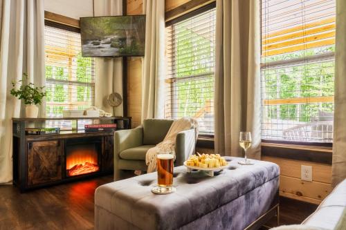 Modern Cabin - The Emerald Nest Modern Cabin - The Emerald Nest