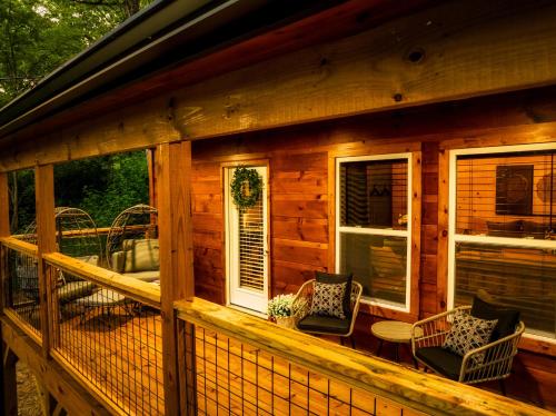 Modern Cabin - The Emerald Nest Modern Cabin - The Emerald Nest