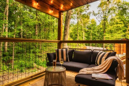 Modern Cabin - The Emerald Nest Modern Cabin - The Emerald Nest