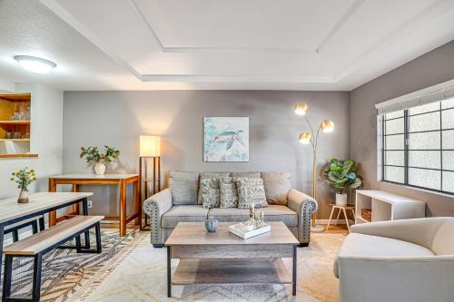 Pool and Hot Tub Updated Tucson Condo with Workspace near สวนฟันทาสติก แฟมิลี ฟัน