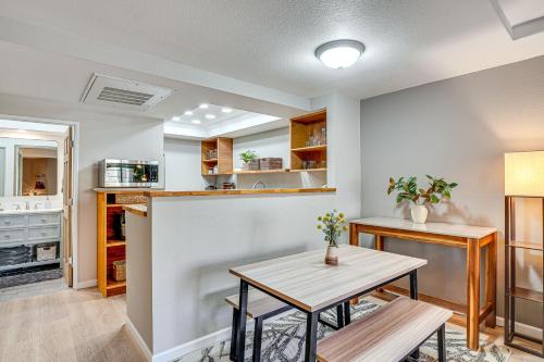 Pool and Hot Tub Updated Tucson Condo with Workspace near สวนฟันทาสติก แฟมิลี ฟัน