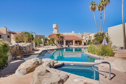 Pool and Hot Tub Updated Tucson Condo with Workspace near สวนฟันทาสติก แฟมิลี ฟัน