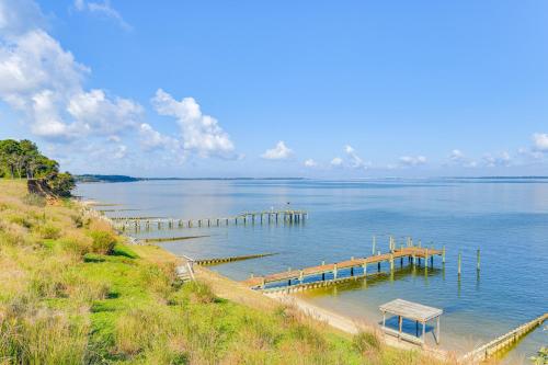 Pet-Friendly Gem with Private Dock in Deltaville! in Deltaville, USA