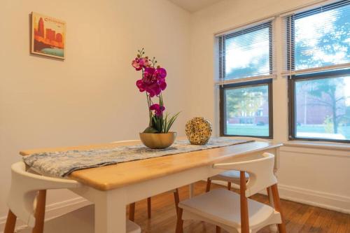 Hyde Park Chic 1BR Prime Location Near UChicago in Chicago, USA