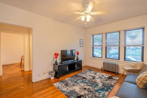 Hyde Park Chic 1BR Prime Location Near UChicago in Chicago, USA