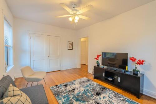 Hyde Park Chic 1BR Prime Location Near UChicago in Chicago, USA