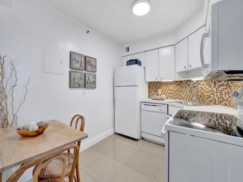 Cozy Beachfront 2 BDR Miami Beach Condo 1516 in Miami Beach, USA