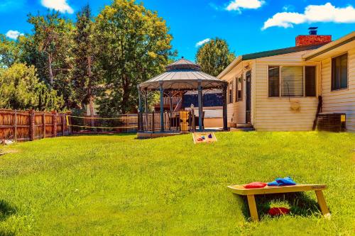 ᨒFIREHAUSᨒHotTubᨒCinemaᨒBBQᨒBadmintonᨒGames in Arvada, USA