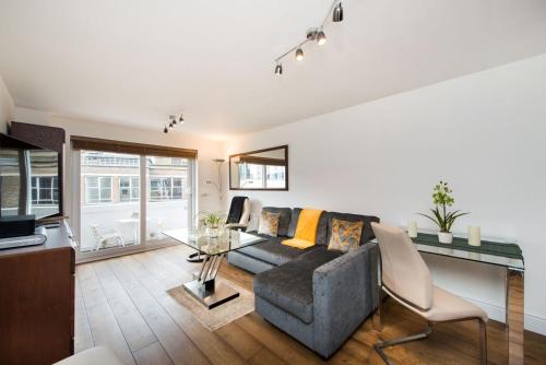 1-Bed Fitzrovia Flat - Balcony & Views - Sleeps 3, London