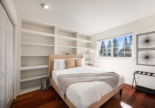 Kirkland Elegant 4B 2 5B Family Retreat with Designer Decor