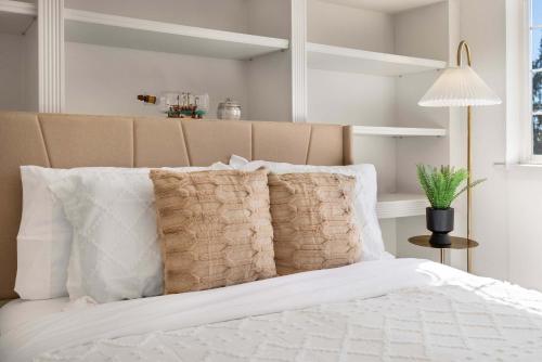 Kirkland Elegant 4B 2 5B Family Retreat with Designer Decor