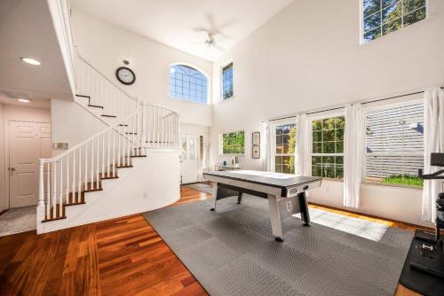 Kirkland Elegant 4B 2 5B Family Retreat with Designer Decor