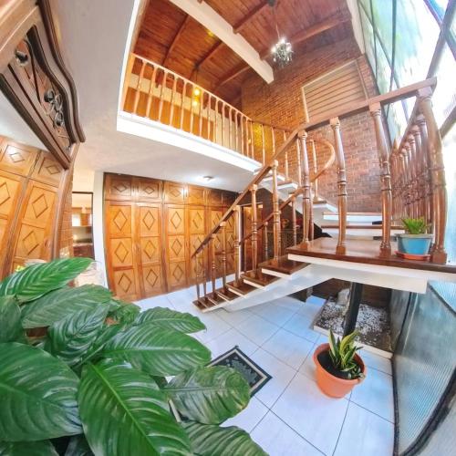 Létesítmények, Ole España (Ole Espana) near La Aurora nemzetközi repülőtér